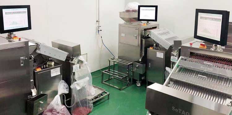 3臺膠囊檢重秤一同工作.jpg 3臺膠囊檢重秤一同工作.jpg