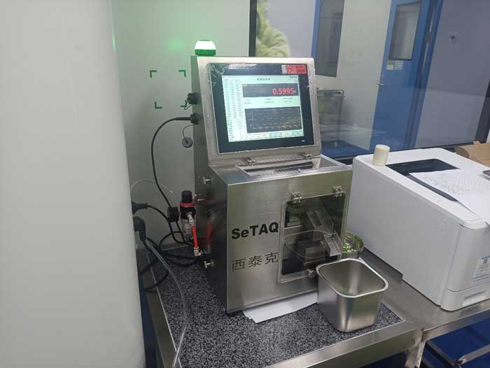 高精度膠囊片劑檢重秤工作現場.jpg 高精度膠囊片劑檢重秤工作現場.jpg